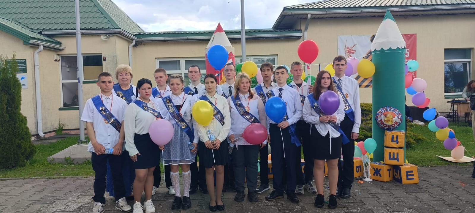 Последний звонок в школе: праздник юности и начало нового пути.